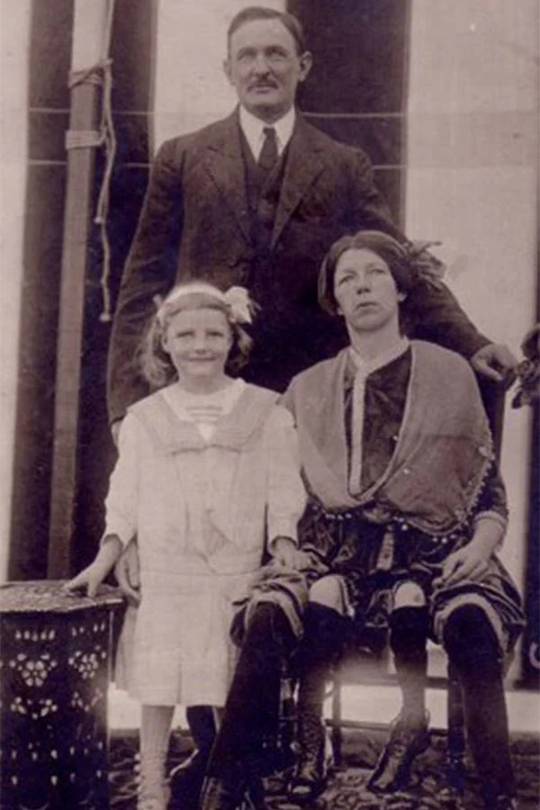 Myrtle Corbin com o marido e uma de suas filhas.