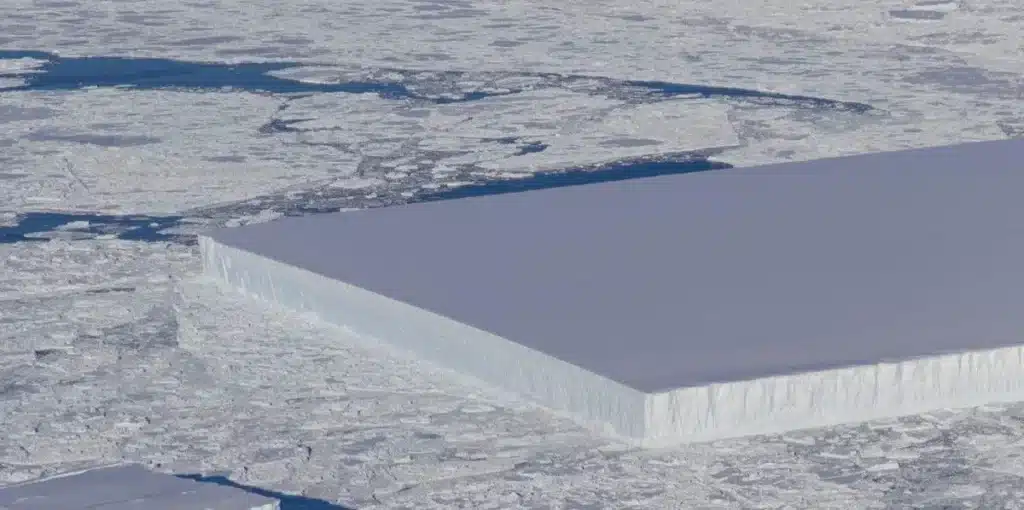 NASA descobriu um iceberg perfeitamente retangular