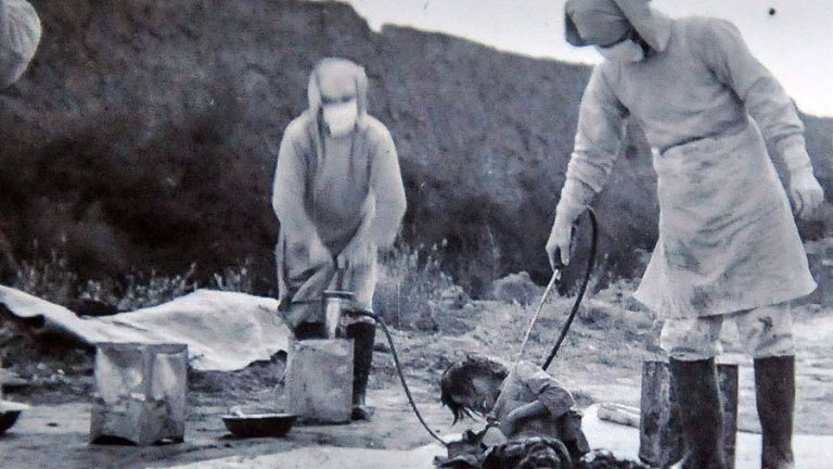 O pessoal da Unidade 731 conduz um ensaio bacteriológico em uma cobaia no condado de Nong’an, na província de Jilin, no nordeste da China. Novembro de 1940.