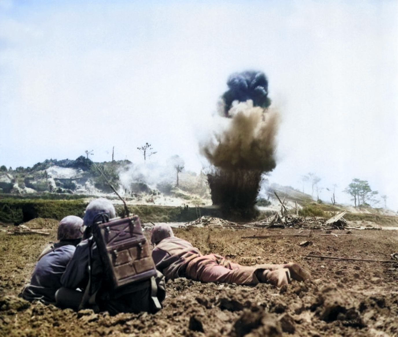 Os fuzileiros navais destroem uma caverna japonesa durante a Batalha de Okinawa. Maio de 1945.