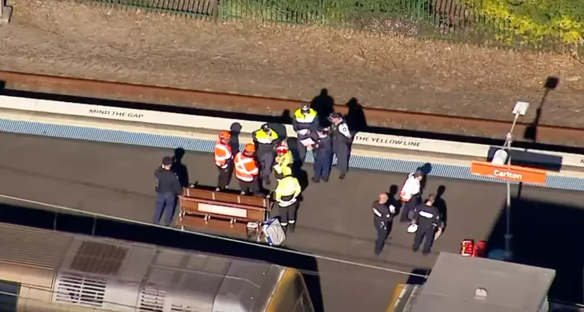 Pai heroico morre ao resgatar filhas em estação de trem