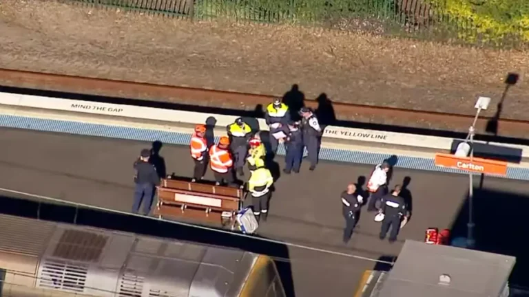 Pai heroico morre ao resgatar filhas em estação de trem