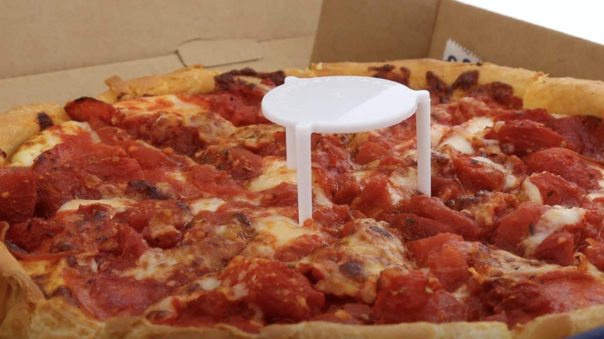 Para que serve a mesinha que vem na pizza?