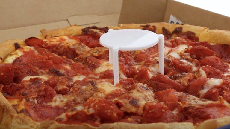 Para que serve a mesinha que vem na pizza?