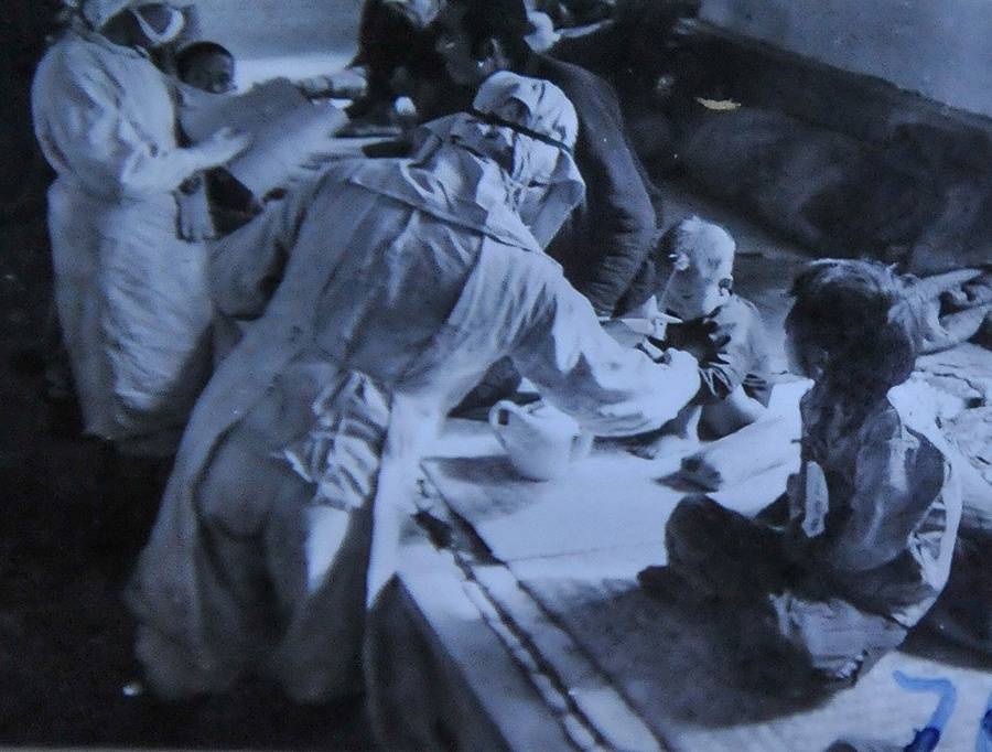 Pesquisadores da Unidade 731 conduzem experimentos bacteriológicos com crianças cativas no condado de Nongan, na província de Jilin, no nordeste da China. Novembro de 1940.