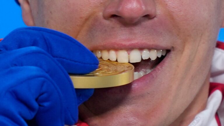 Por que os atletas olímpicos mordem suas medalhas?