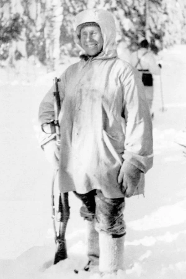 Simo Häyhä e seu novo rifle, presente do exército finlandês.