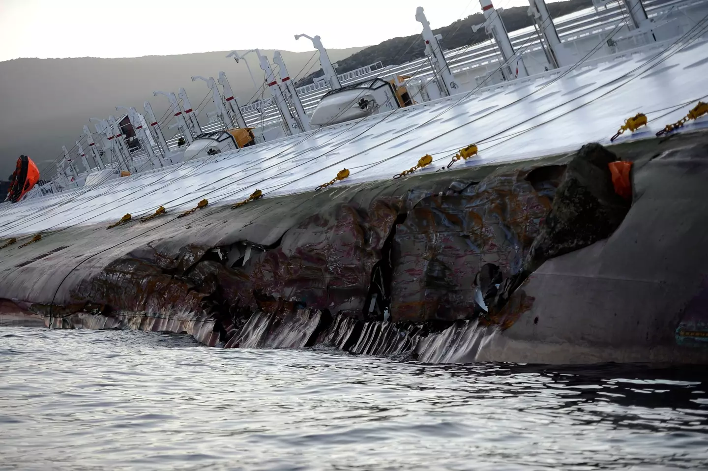 Um enorme buraco foi deixado na lateral do Costa Concordia