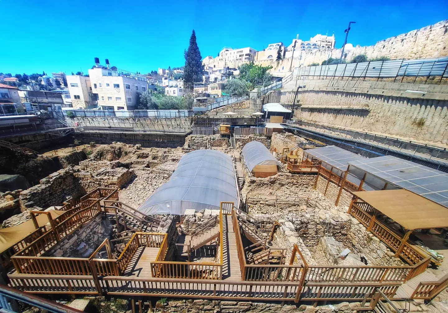 Um fosso foi descoberto na cidade de David. (Facebook/Autoridade de Antiguidades de Israel/Eliyahu Yanai, Eric Marmur e Meir Ganon, Cidade de David)