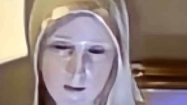 "Milagre" descoberto em igreja quando fiéis fotografam estátua da Virgem Maria supostamente "piscando"