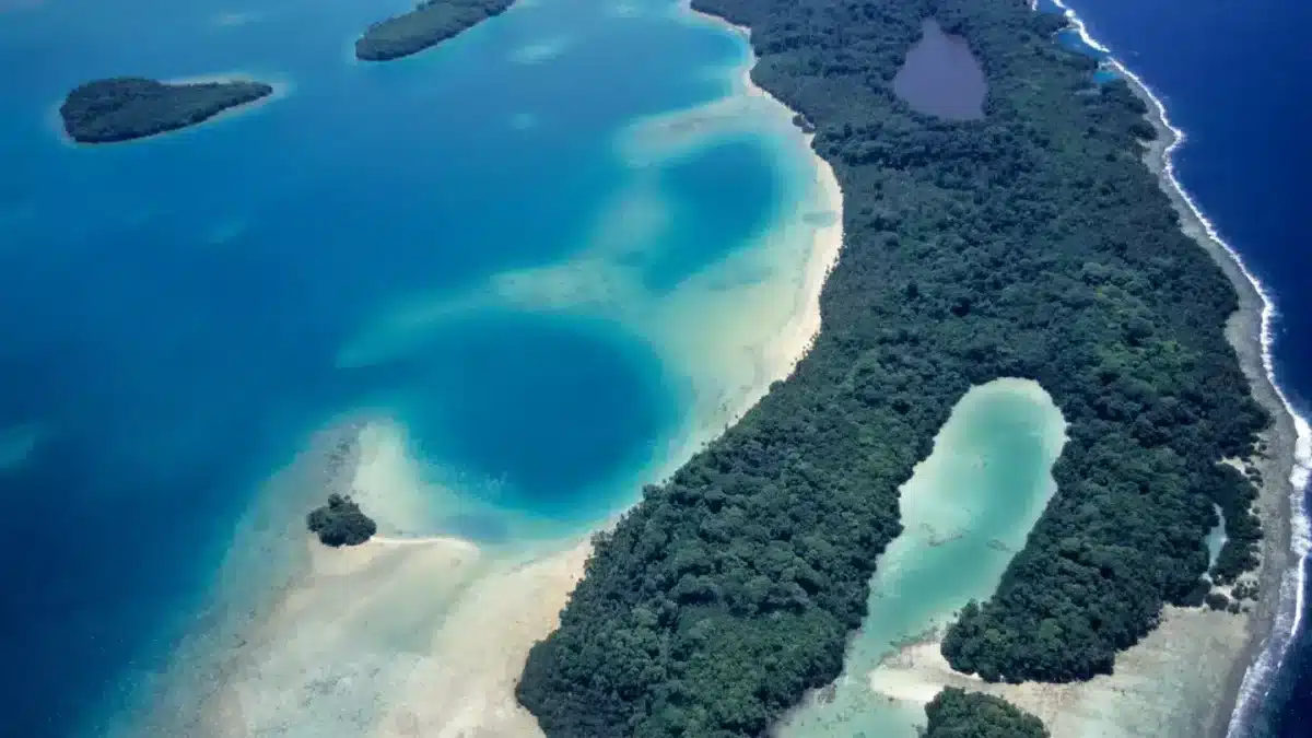 A ilha fazia parte das Ilhas Salomão.