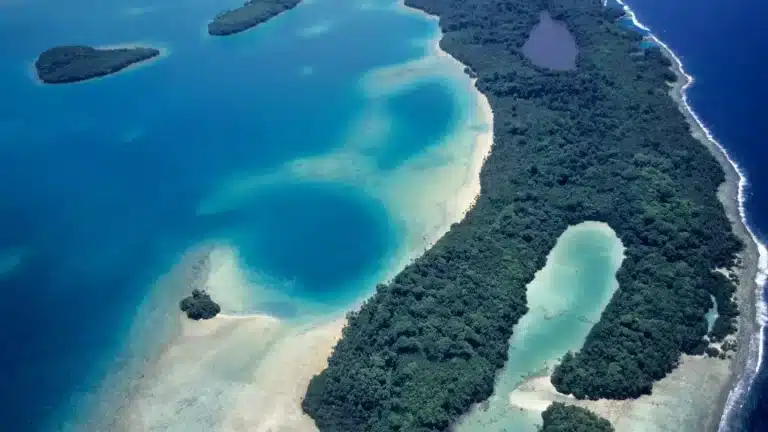 A ilha fazia parte das Ilhas Salomão.