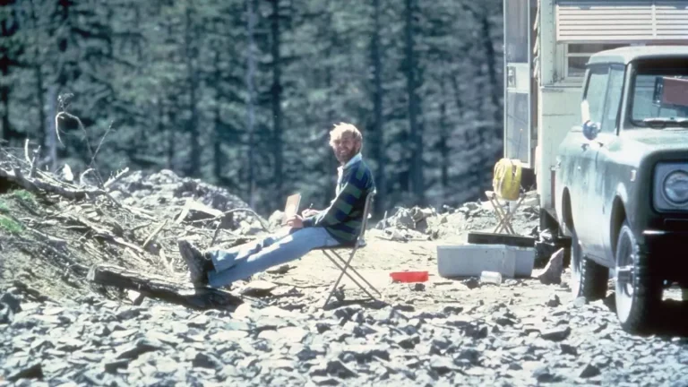 A história do vulcanologista David Johnston, que sacrificou sua vida durante a erupção do Monte St. Helens em 1980, salvando milhares e revolucionando o estudo dos vulcões.