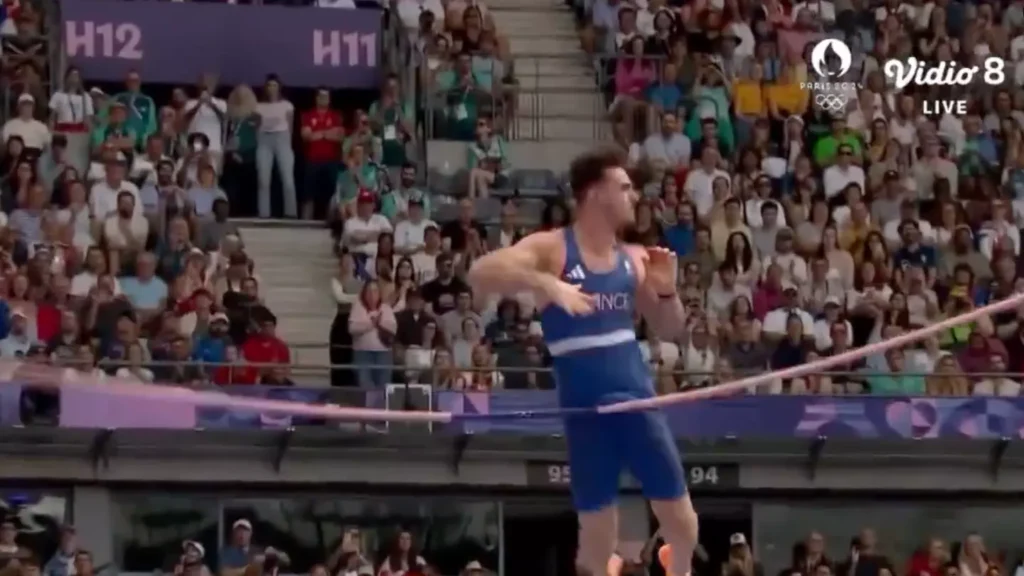 Atleta francês sofre acidente inusitado no salto com vara olímpico