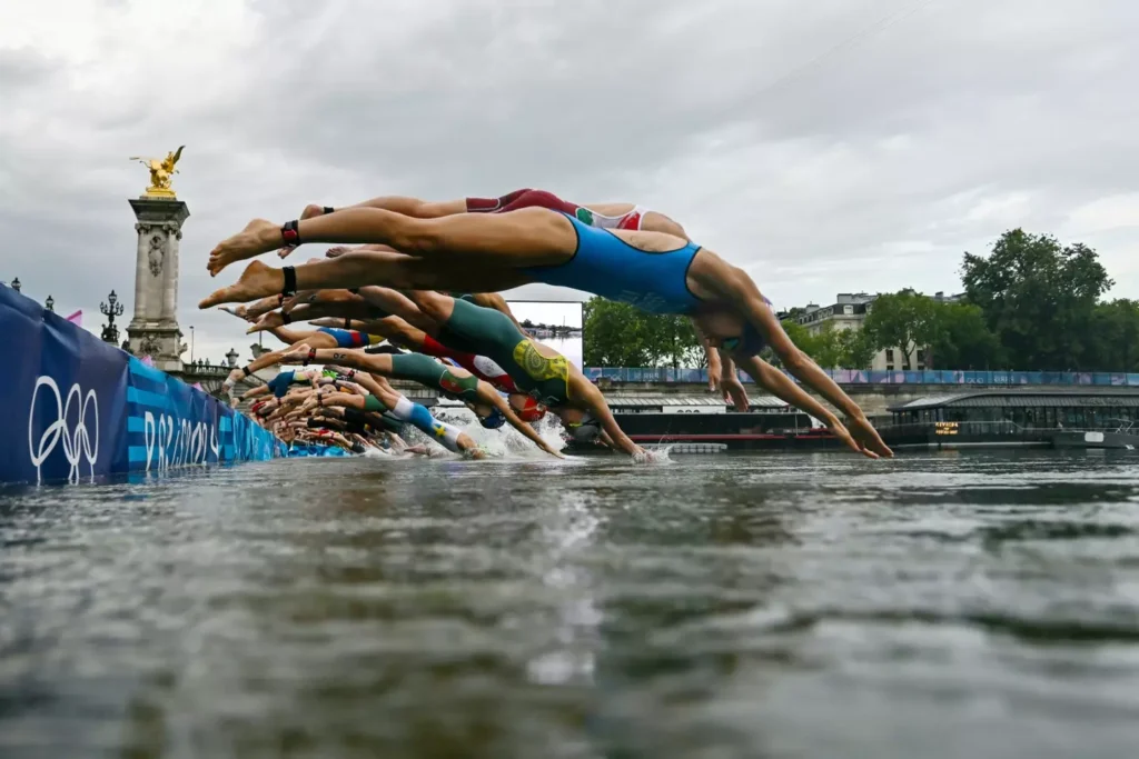Atletas forçados a se retirar dos eventos porque ficaram doentes após nadar no rio Sena