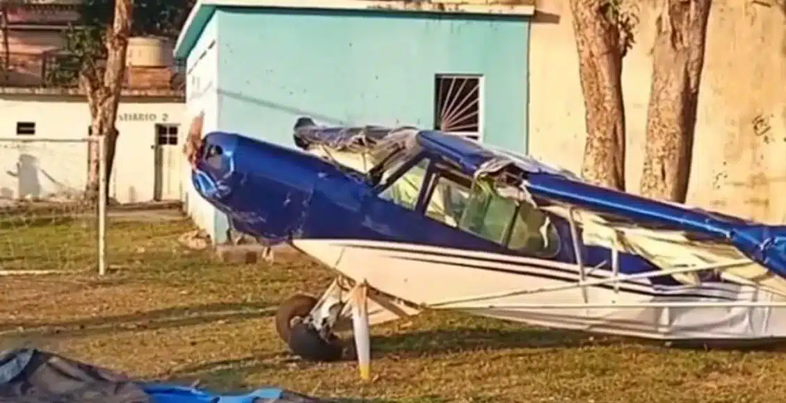 Avião pequeno faz pouso forçado em Nova Iguaçu, Rio de Janeiro Avião cai em Nova Iguaçu, Rio de Janeiro