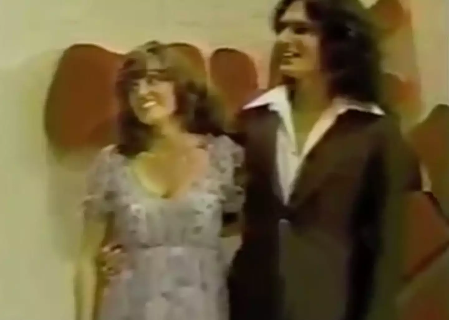 Cheryl Bradshaw e Rodney Alcala no "The Dating Game" em 1978. (American Broadcasting Company)