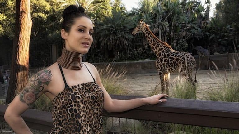 Como ficou a 'mulher-girafa', que passou 5 anos com anéis no pescoço?