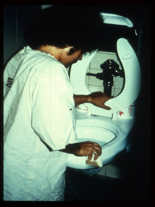 Como forma de punição durante a Experiência de Stanford, um prisioneiro é obrigado a esfregar um vaso sanitário.