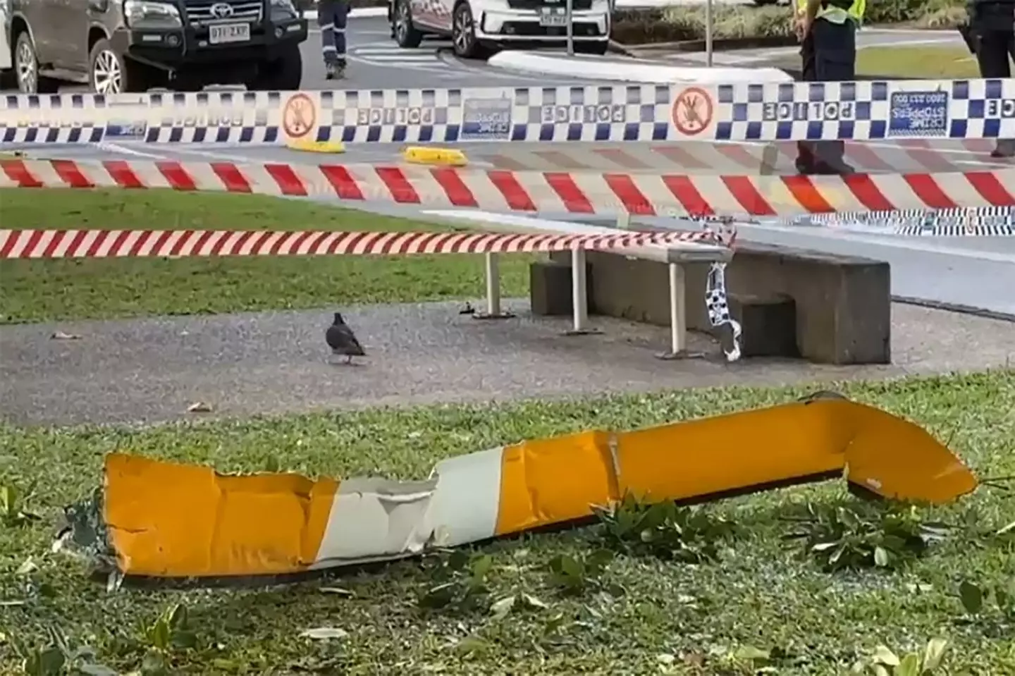 Duas das pás do rotor do helicóptero se desprenderam e caíram na piscina do hotel e na rua.