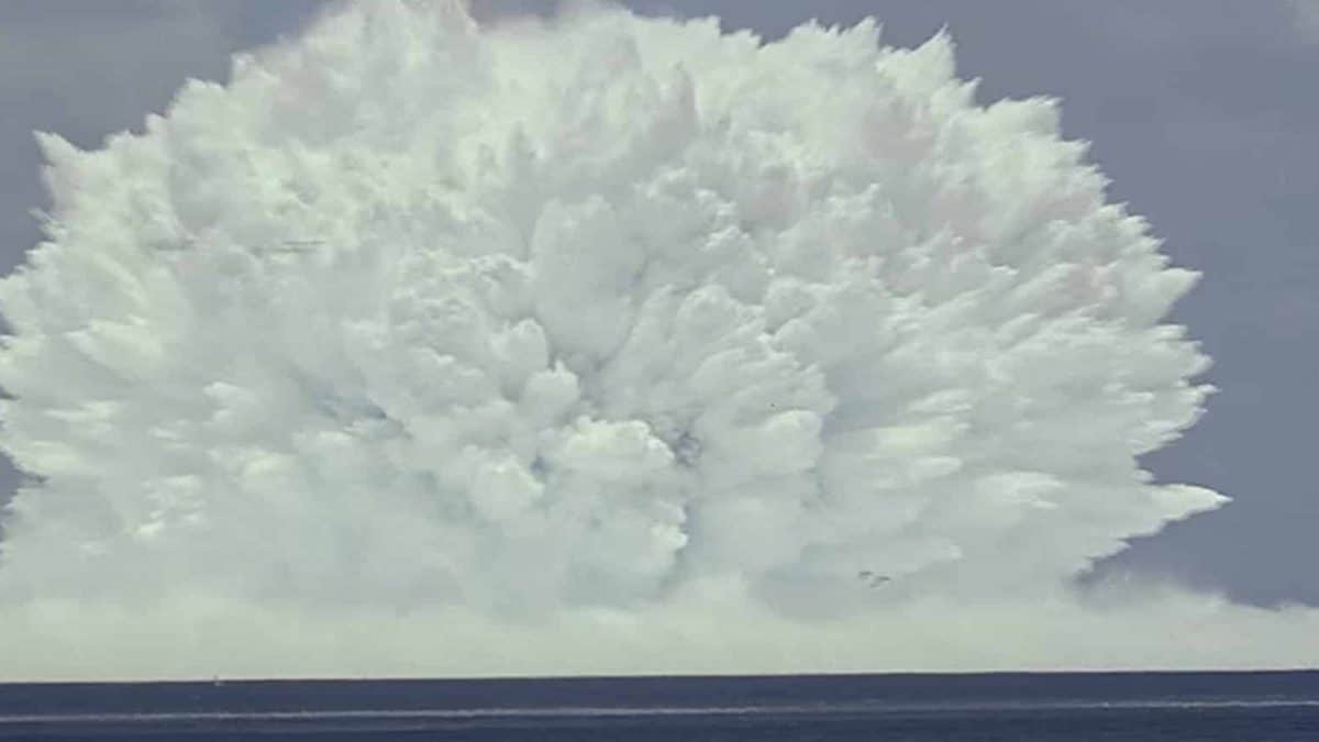 Filmagem incrível mostra o impacto de uma bomba nuclear sendo testada debaixo d'água