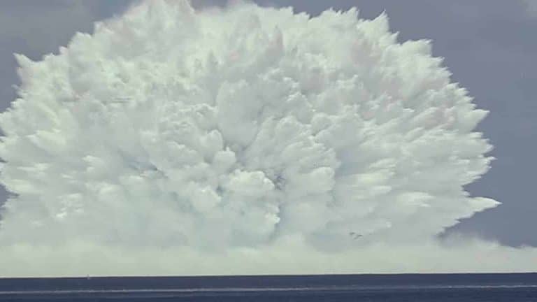 Filmagem incrível mostra o impacto de uma bomba nuclear sendo testada debaixo d'água