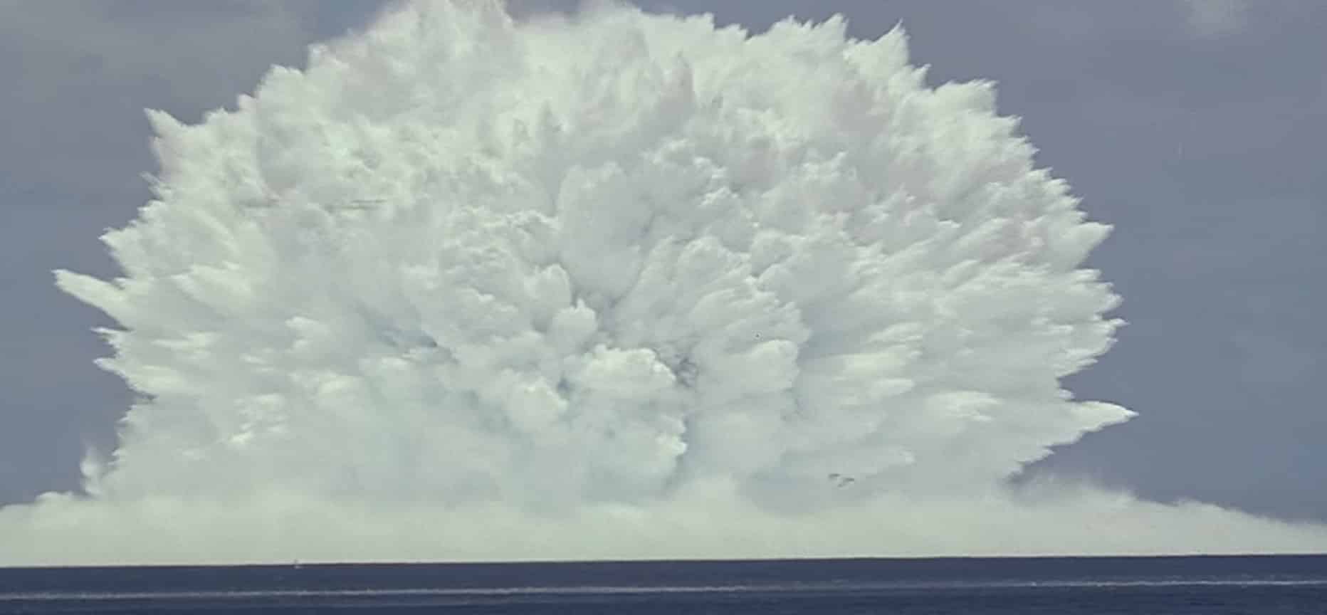 Filmagem incrível mostra o impacto de uma bomba nuclear sendo testada debaixo d'água