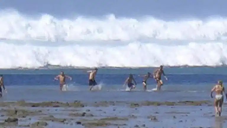 Foto assustadora mostra turistas apanhados pela primeira onda de tsunami que ceifou mais de 220 mil vidas