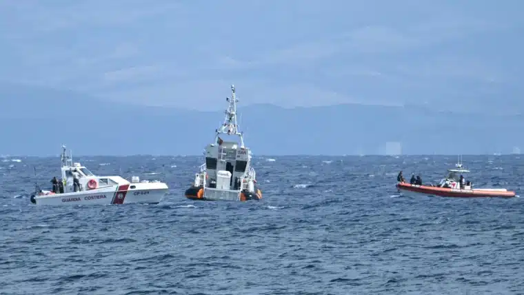 Imagens de câmeras de segurança mostram o momento aterrorizante em que iate afunda na Sicília em meros segundos
