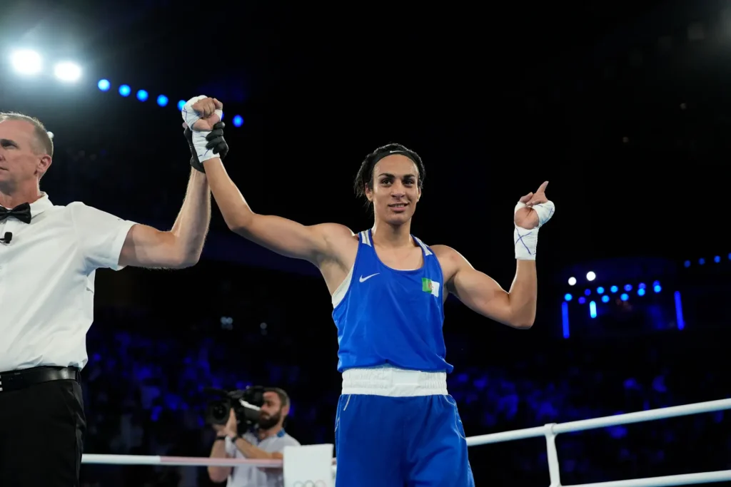 Imane Khelif desafia críticos e avança à final olímpica