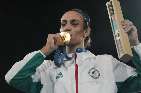 Imane Khelif envia mensagem aos 'inimigos' depois de ganhar a medalha de ouro após polêmica de gênero