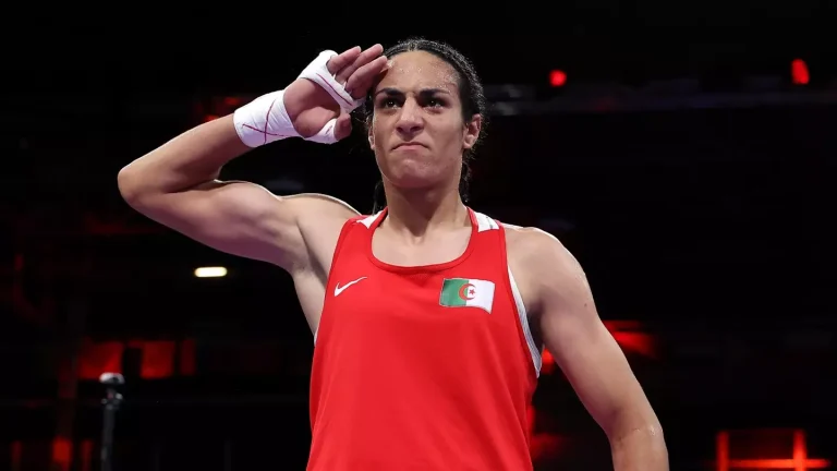 Imane Khelif fala após garantia de medalha e polêmica