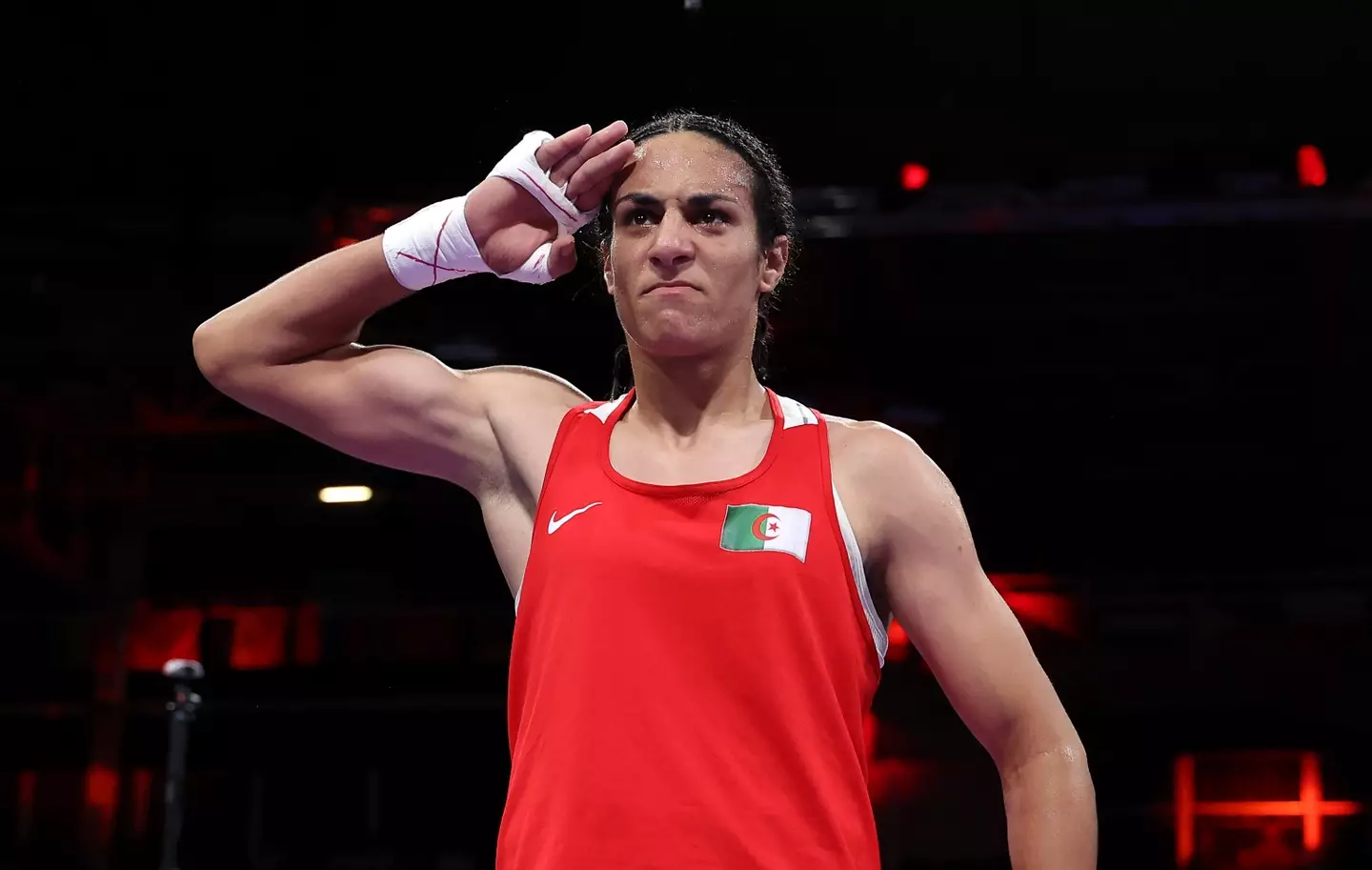 Imane Khelif fala após garantia de medalha e polêmica