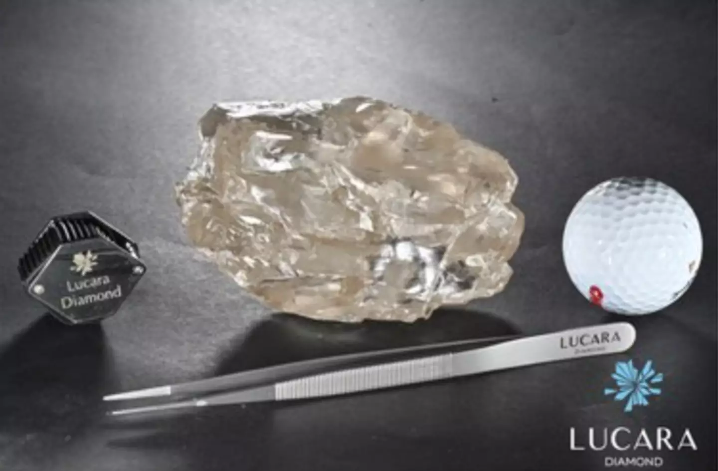 Itens aleatórios para referência para que você possa entender o quão grande é este diamante (Lucara Diamond)