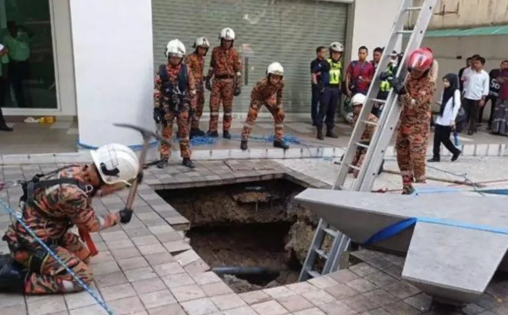Mulher desaparece em sinkhole gigante em Kuala Lumpur