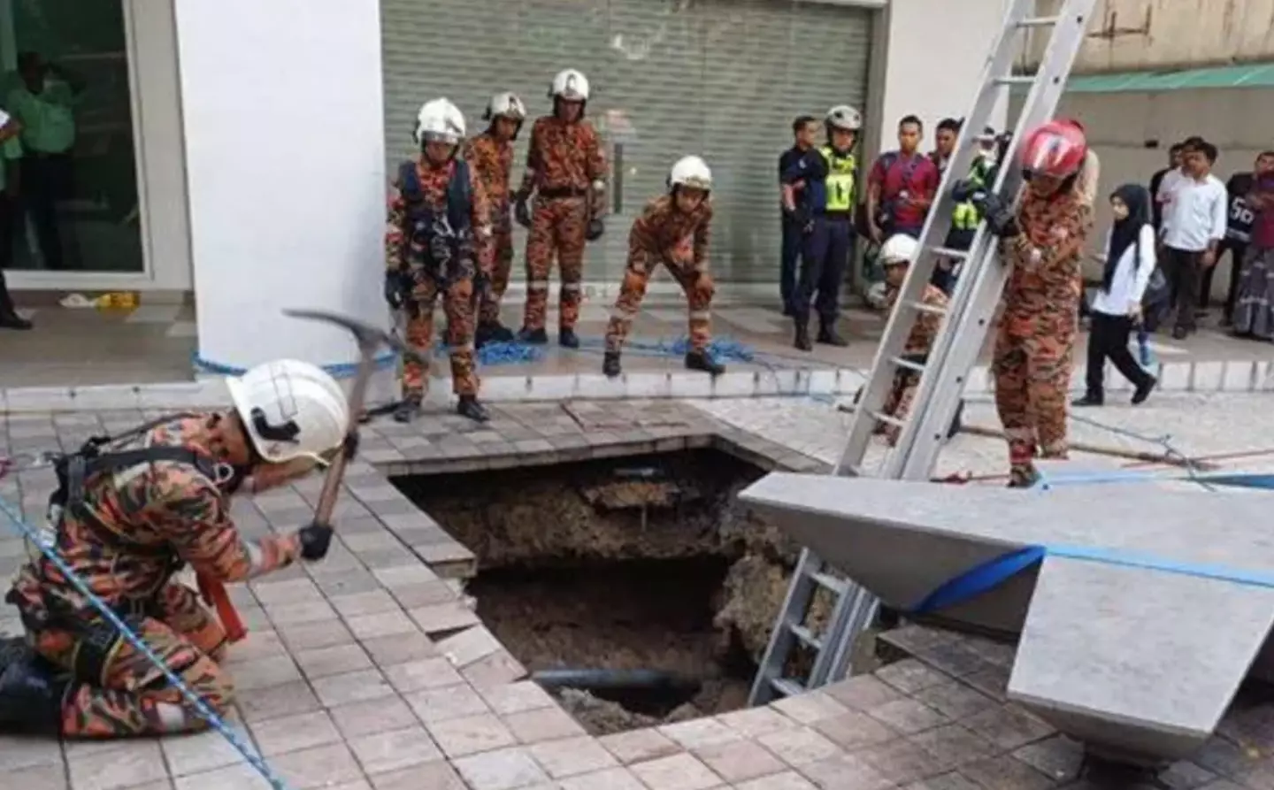 Mulher desaparece em enorme sinkhole e os socorristas não conseguem encontrar nenhum sinal dela