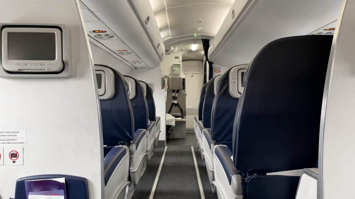 Mulher divide opiniões após se recusar a ceder assento de avião 1A para criança
