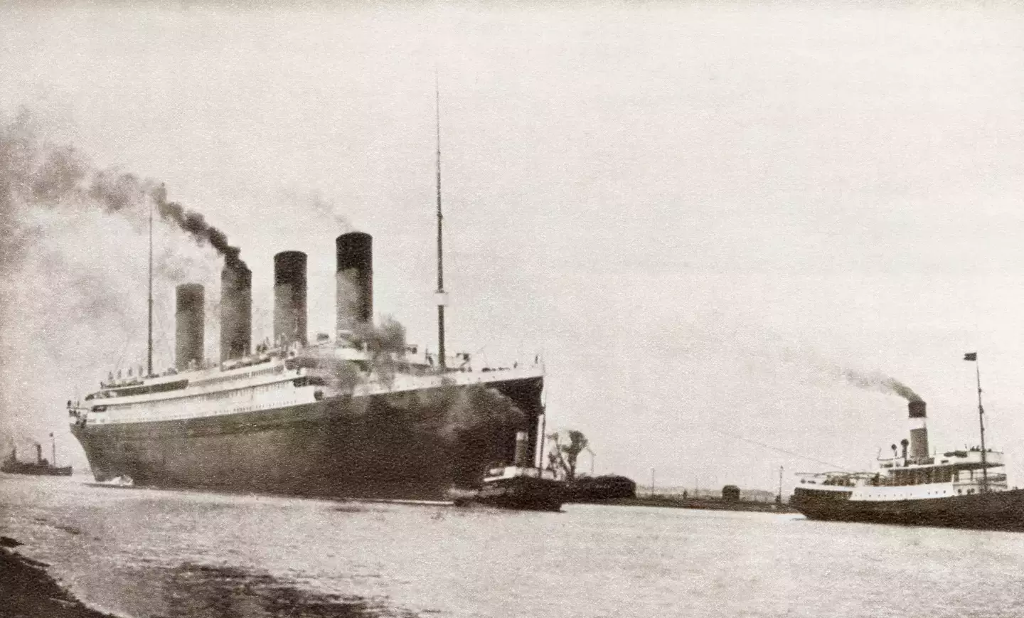 O Titanic permanece no fundo do Oceano Atlântico.