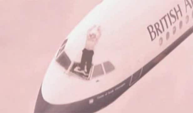 O que aconteceu com o piloto que foi sugado pela janela da cabine em pleno voo?