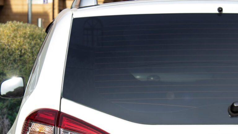 Por que alguns carros têm linhas no vidro traseiro?