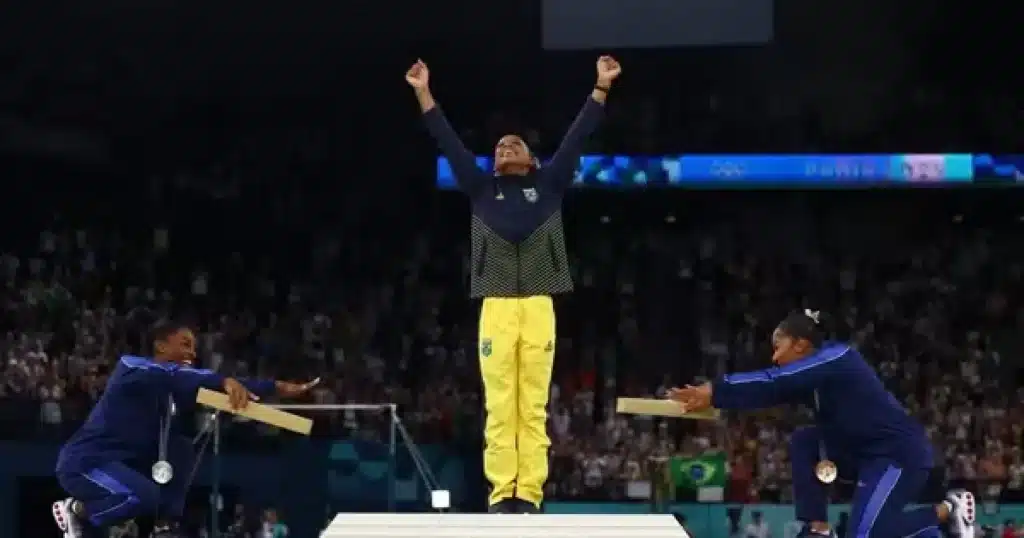 Simone Biles revida após sua atitude ser chamada de "nojenta" por gesto no pódio olímpico