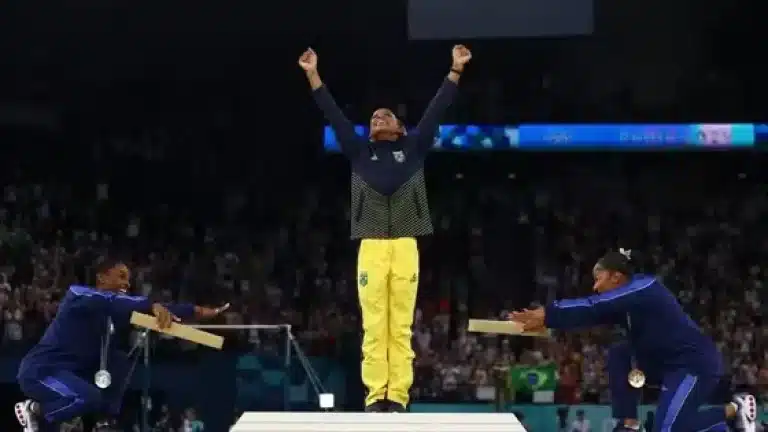 Simone Biles revida após sua atitude ser chamada de "nojenta" por gesto no pódio olímpico