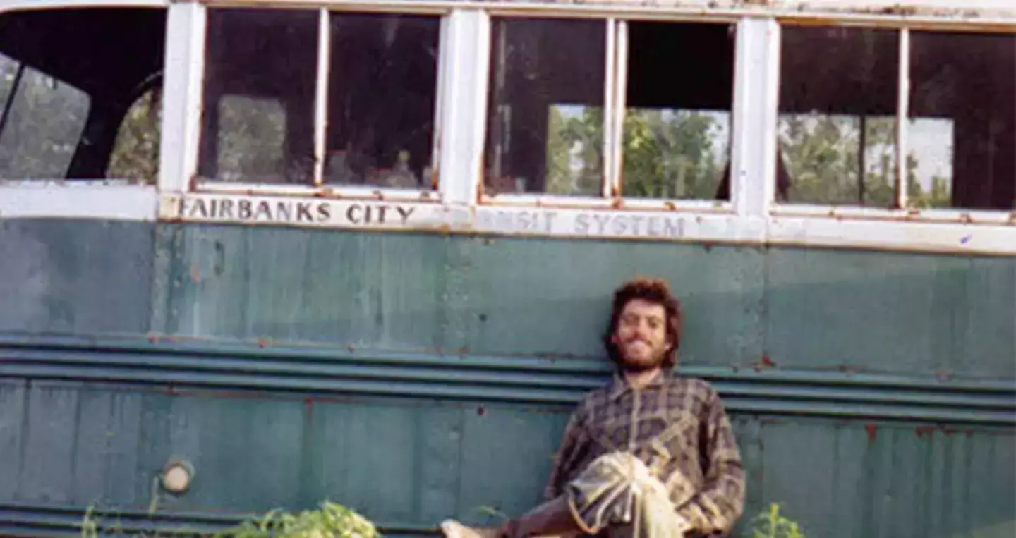 Uma foto tirada por McCandless de si mesmo do lado de fora de sua casa improvisada no ônibus. (Wikimedia Commons)