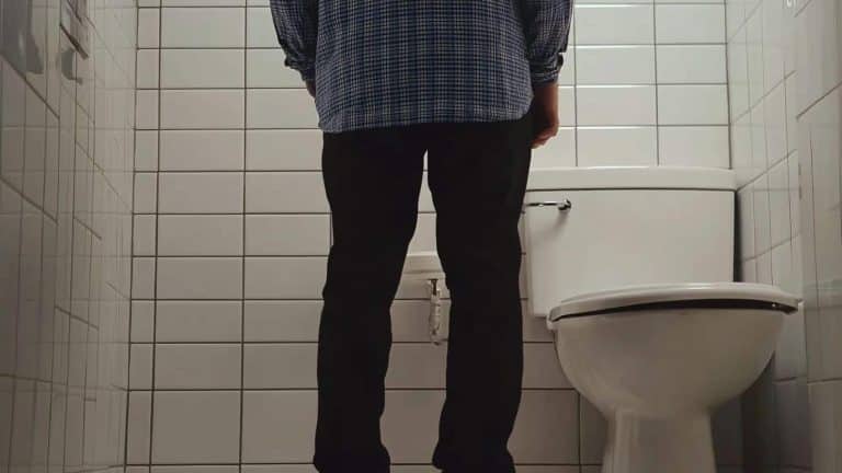 A razão repulsiva pela qual os homens não deveriam urinar em pé e como isso está sendo ensinado em alguns países