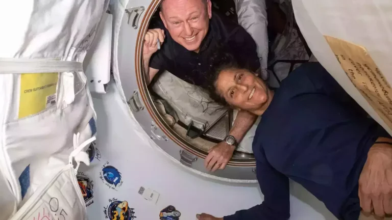 Astronautas da NASA, que estão presos no espaço até 2025, quebram o silêncio e fazem uma admissão "difícil"