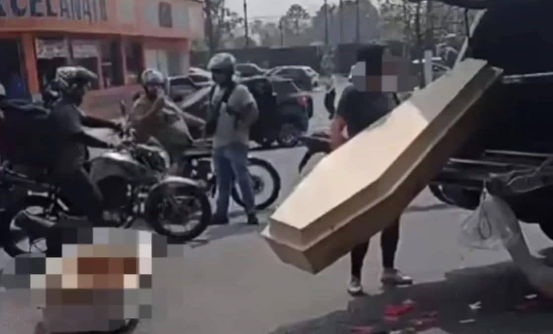 Carro funerário derruba caixão em avenida de Osasco