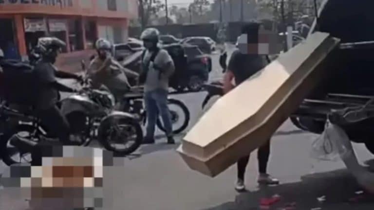 Carro funerário derruba caixão em avenida de Osasco