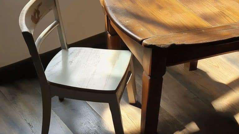 Corpo de mulher é encontrado 'sentado à mesa em sua casa' dois anos após sua morte