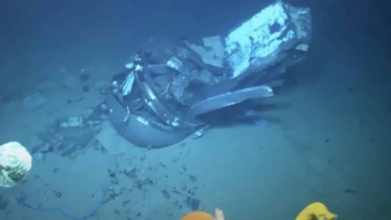 Nova filmagem chocante do submersível Titan mostram a extensão dos danos, com a parte frontal da embarcação implodida sendo revelada
