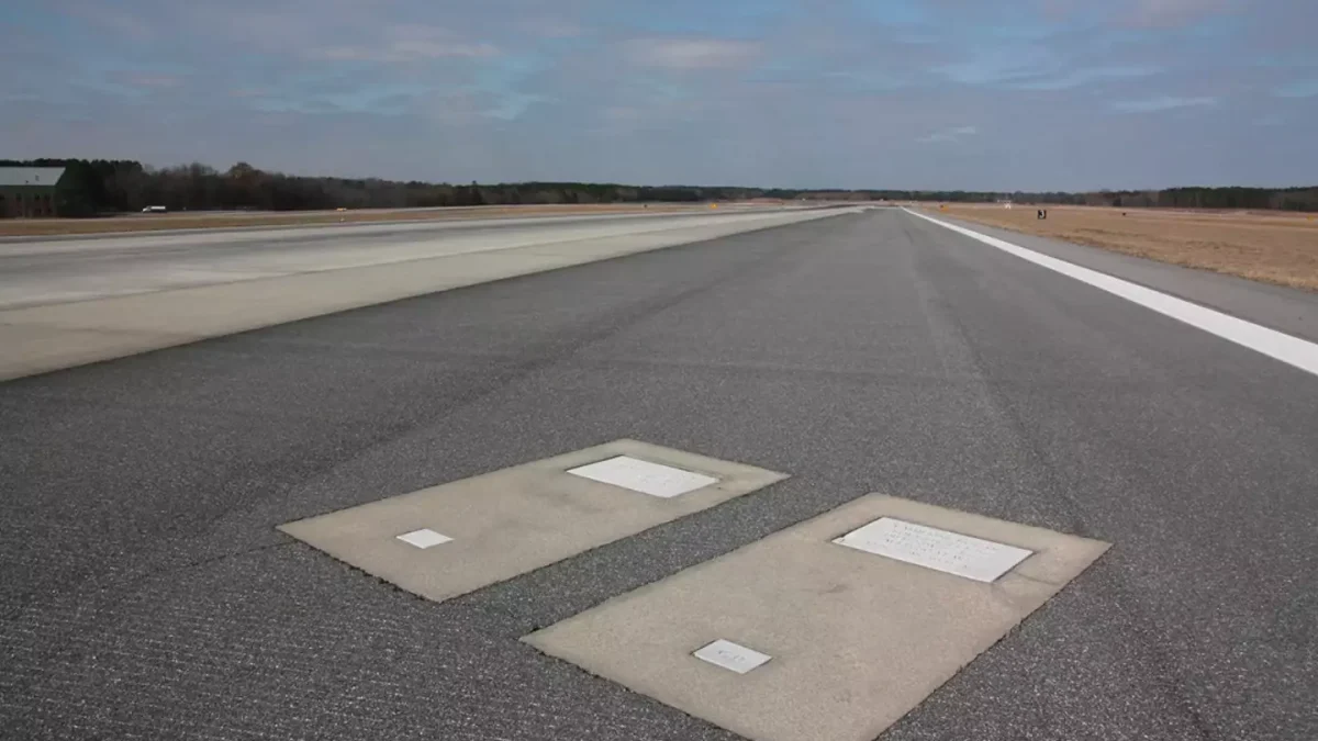 Os descendentes dos Dotson optaram por manter os túmulos no local (Aeroporto de Savannah).